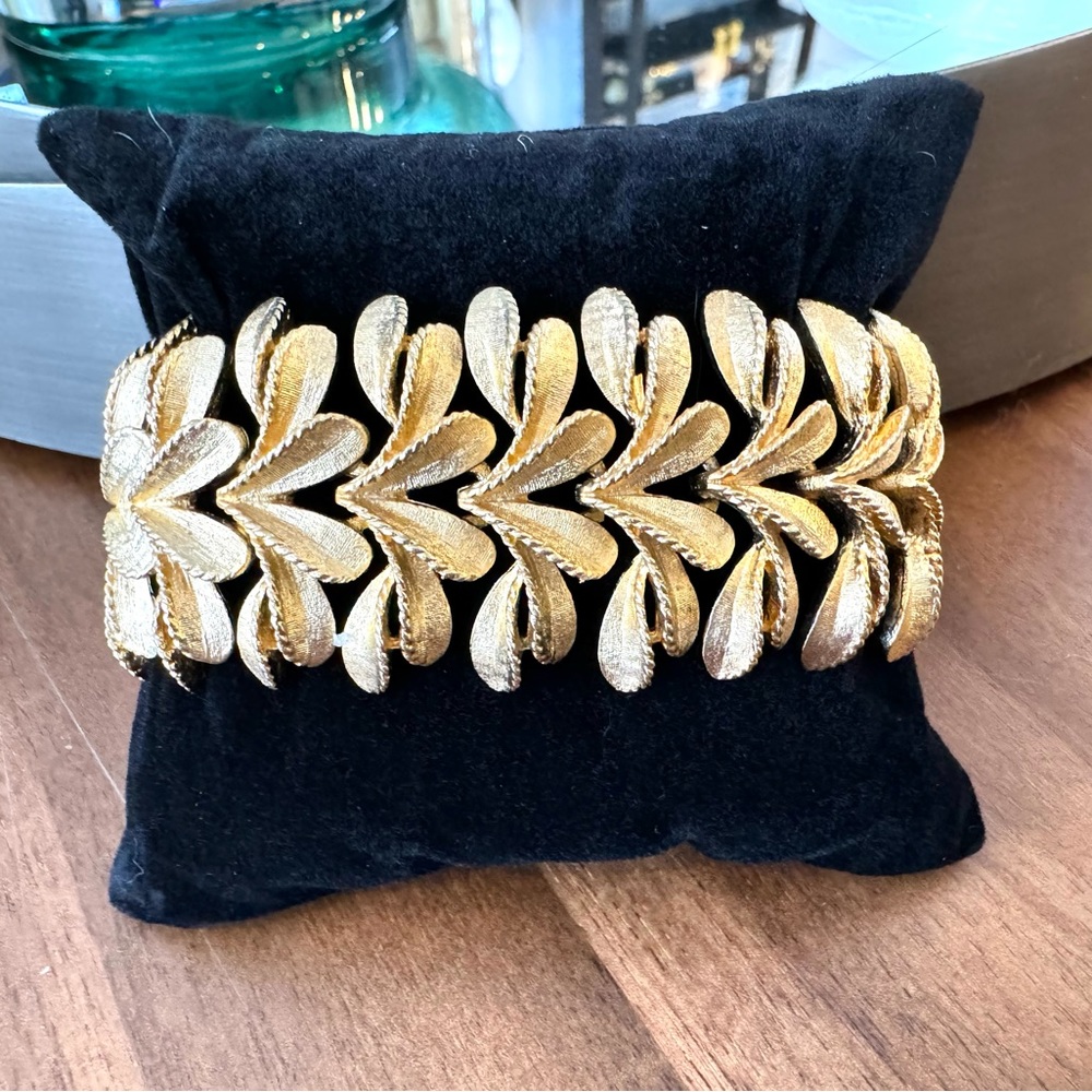Vintage Gold Leaf Petals Clasp Bracelet - Picture 5 of 9